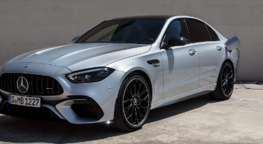 新款2023MercedesAMGC63SEPerformance的名字非常响亮引擎却非常小巧