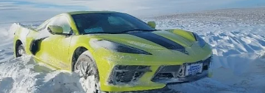 C8Corvette仍在经销商车牌上被遗弃在雪地里是一个悲伤的圣诞形象