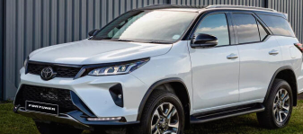 在丰田Fortuner 2.8 GD-6 4×4 VX的方向盘后面