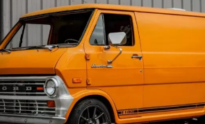 Tesla-Swapped1974FordE-100Van是一款酷炫的Electromod卧铺车