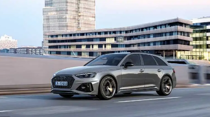 观看奥迪 RS4 Avant Comparison Plus 在纽博格林赛道上比梅赛德斯 SLS 更快的单圈