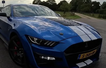 福特野马ShelbyGT500在高速公路上自由行驶时速达到190英里