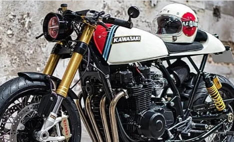 这款SvelteKawasakiZ1000CafeRacer穿着马提尼颜色看起来很棒