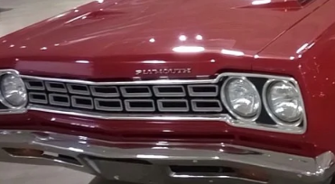 1968年PlymouthRoadRunner是完美的卧铺车引擎盖下隐藏着罕见的V8