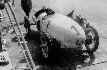 梅赛德斯奔驰100年前推出第一辆中置发动机赛车