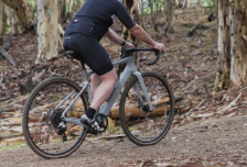 StealthyRide1UpCFRacer1砾石电动自行车采用碳纤维车架价格仅为竞争对手的一半