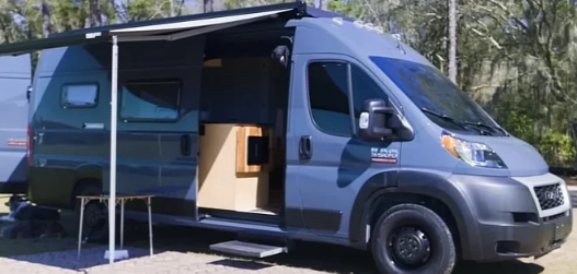 2022年款RamProMaster货车被巧妙改造成一对夫妇梦想中的移动小房子