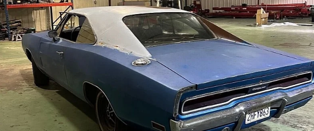 1970年道奇Charger500被锁在车内25年后开始希望修复(图1)